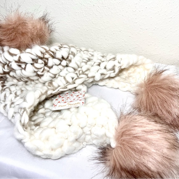 NWT Free People Snow Castle Pom hat - Picture 3 of 5